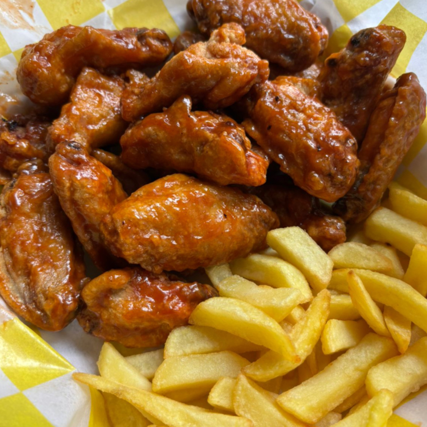 Medio Kilo de Alitas Salsa BBQ y Papas