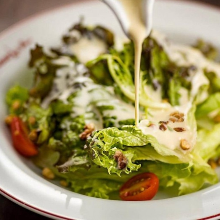 Mix de folhas frescas, tomates cereja e nozes, finalizado com um leve e refrescante molho artesanal de iogurte e mostarda Dijon.