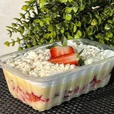 Creme de Ninho, Morango, Chantilly e Suspiros.