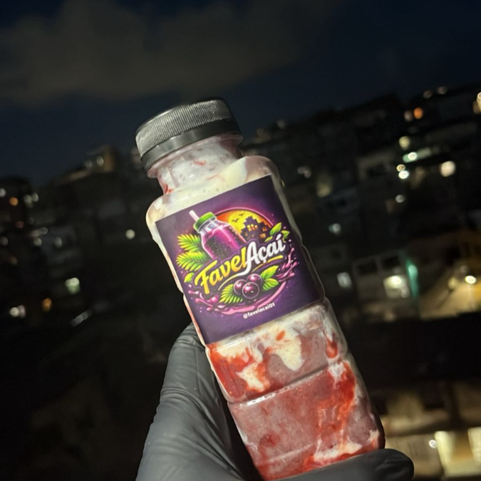 A explosão de sabor que representa a Favela! Açaí + Ninho + morango