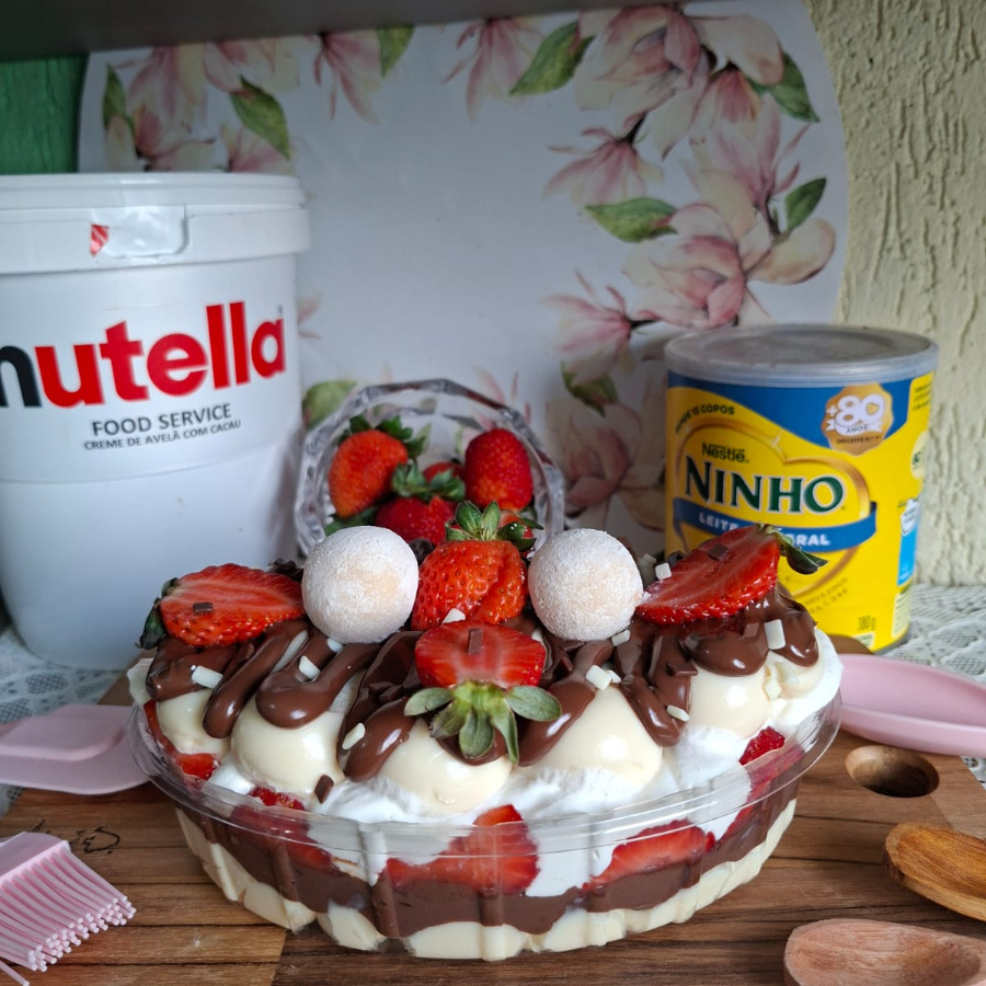 TRAVESSA DA FELICIDADE ,CAMADA CREME DE NINHO Nutella MOUSSE NINHO E MORANGO FRESCOS