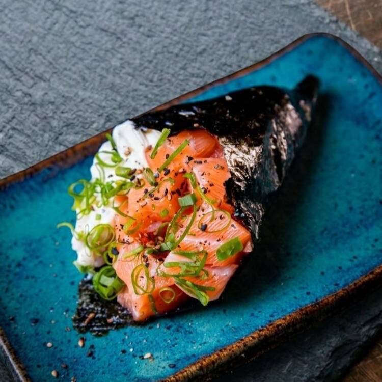 Temaki de salmão cru com cream cheese e cebolinha