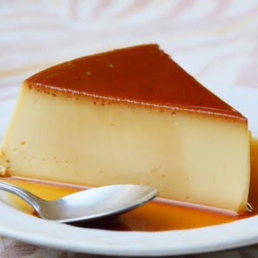 Um clássico pudim cremoso feito com leite condensado, ovos e caramelo.
