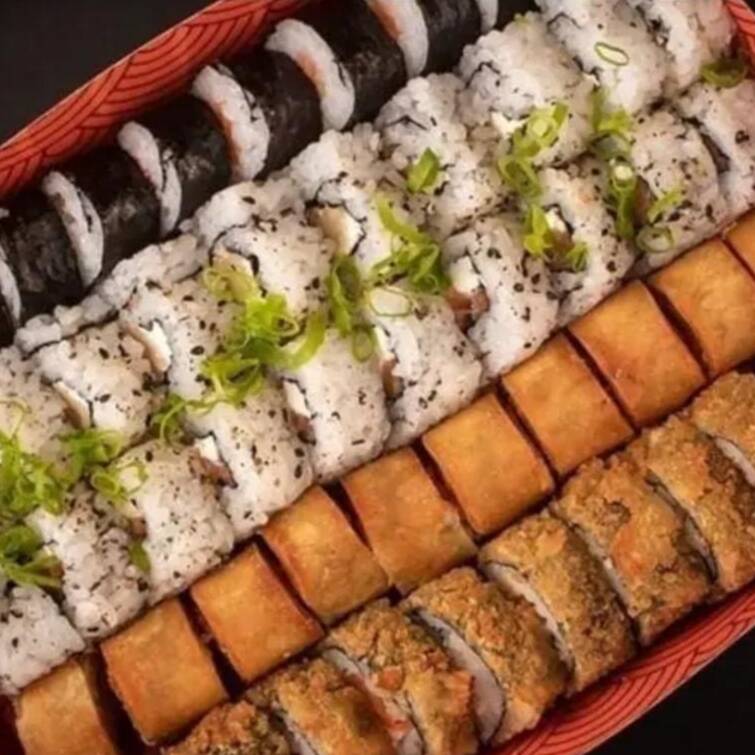 10 Carioca de salmão.
10 Hot roll de salmão e kani.
10 Uramaki de salmão.
10 Uramaki de camarão.
10 Hossomaki de salmão.
Finalizzado com cebolinha e gergelim.