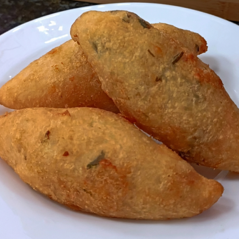 Bolinho de aipim recheado com carne seca ou Cupim