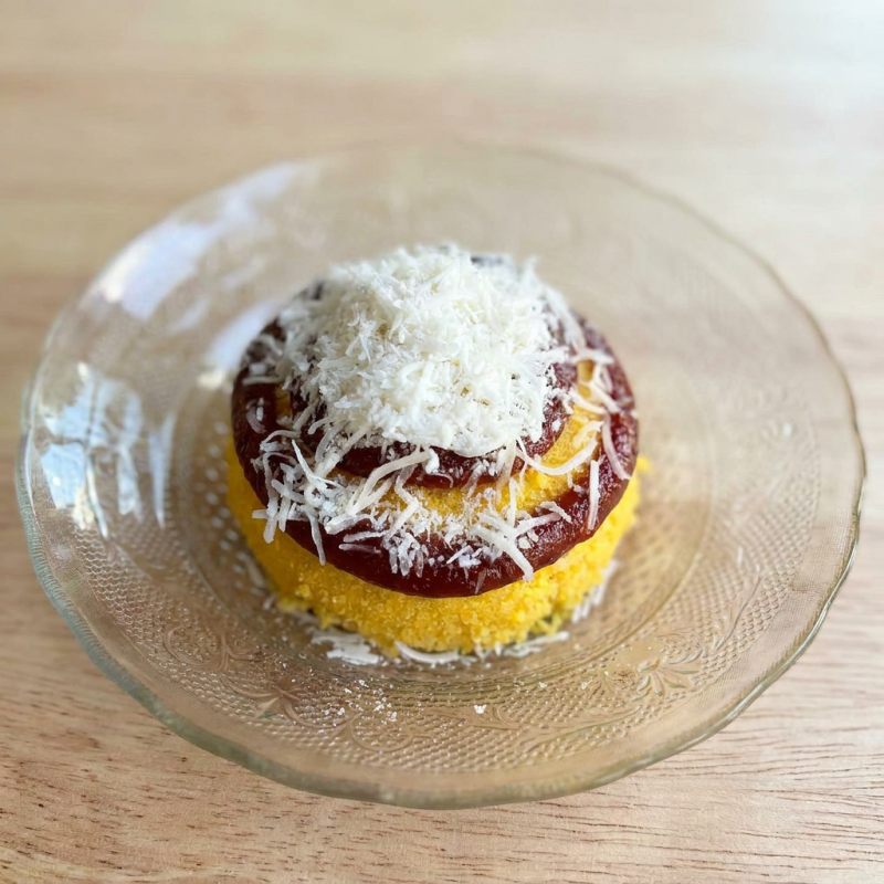 Cuscuz recheado com goiabada e queijo branco. Uma combinação deliciosa.
