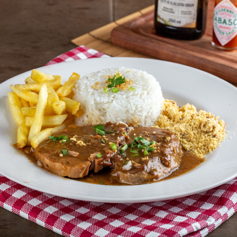 Arroz, Feijâo, coradas e farofa.