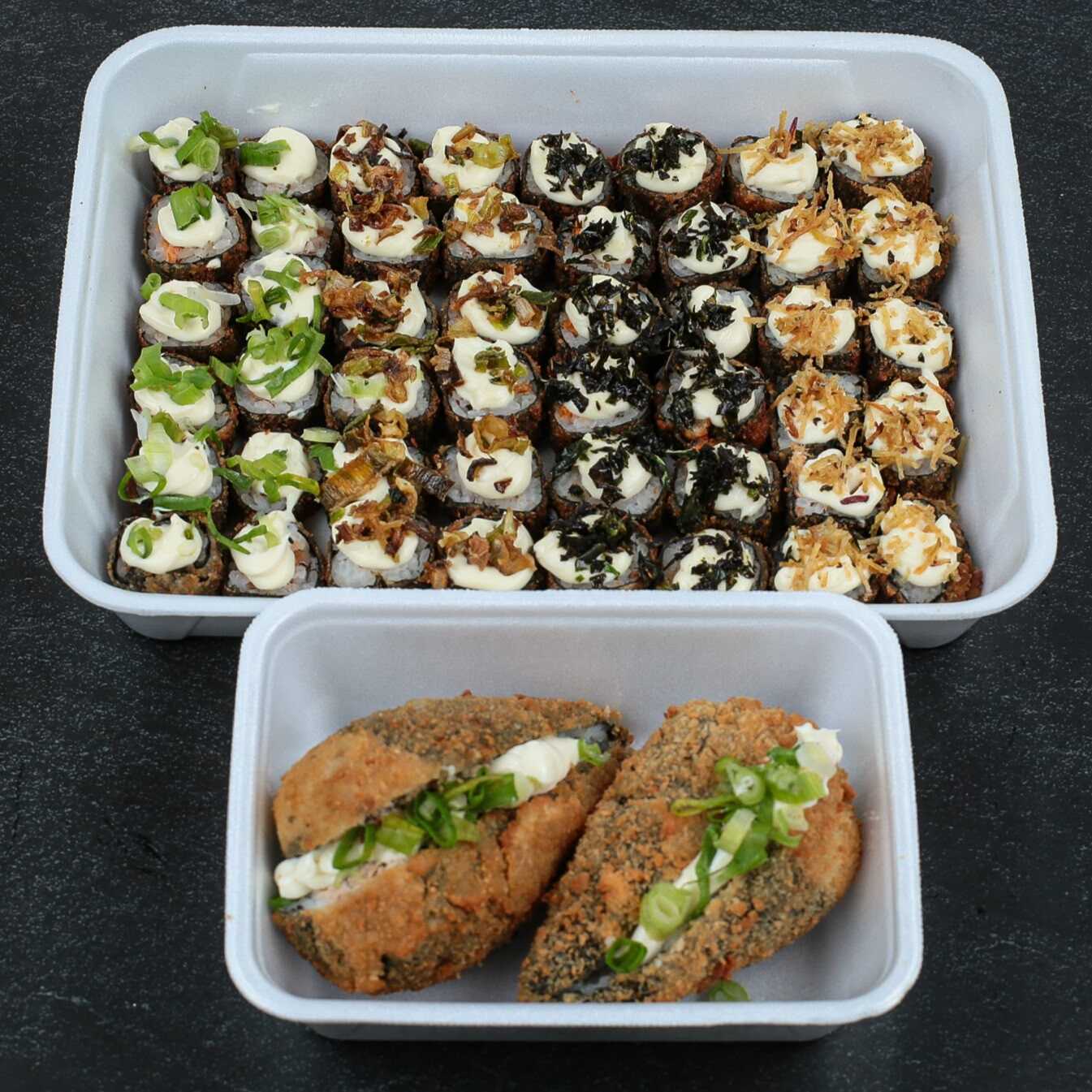 Aproveite nossas promoções de hot roll: trazemos para você uma seleção imperdível com 40 peças sortidas! Delicie-se com 10 hot rolls envoltos em cebolinha, 10 hot rolls cuidadosamente preparados com batata Crisp para uma textura extra crocante. Além disso, dispomos de 10 hot rolls com couve frita, trazendo um toque brasileiro ao prato japonês, e 10 hot rolls com o sabor marcante do alho-poró + 2 temakis filadelphia. Uma experiência gastronômica única, repleta de sabores e texturas para agradar os paladares mais exigentes!