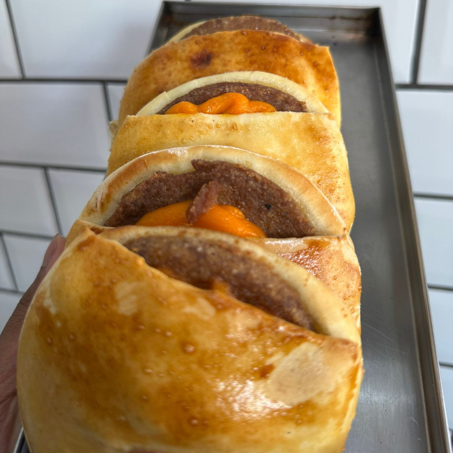 Salgado assado com hambúrguer artesanal suculento, cheddar derretido e tiras crocantes de bacon. Um clássico irresistível, com textura e sabor únicos