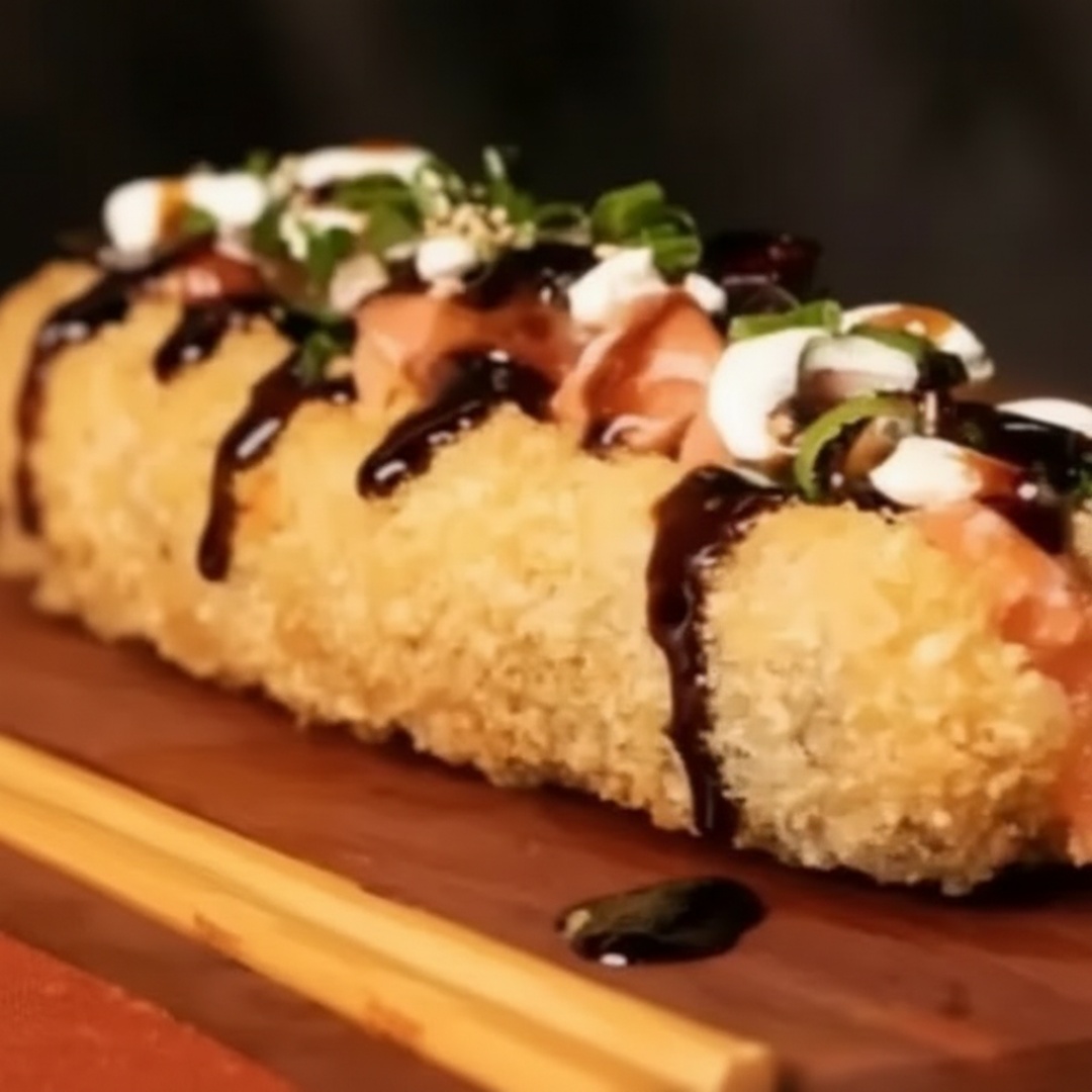 Apresentamos o exclusivo 'Hotdog Sushi' da categoria 'Hott Holl'. Um prato de fusão inovador que combina o melhor da culinária japonesa e americana. Cuidadosamente preparado com arroz japonês premium, enrolado em uma alga marinha delicada, depois habilmente empanada e frita até a perfeição crocante. No coração deste sushi, encontra-se um recheio sedutor de cream cheese cremoso e salmão cru fresco, delicadamente complementado com uma pitada de cebolinha vibrante. Uma verdadeira delícia que harmoniza sabores e texturas de forma magistral!