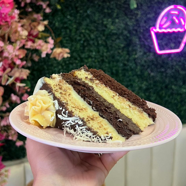 Nossa deliciosa massa fofinha de chocolate cacau 50% e amanteigada, recheada com o autêntico brigadeiro duo.