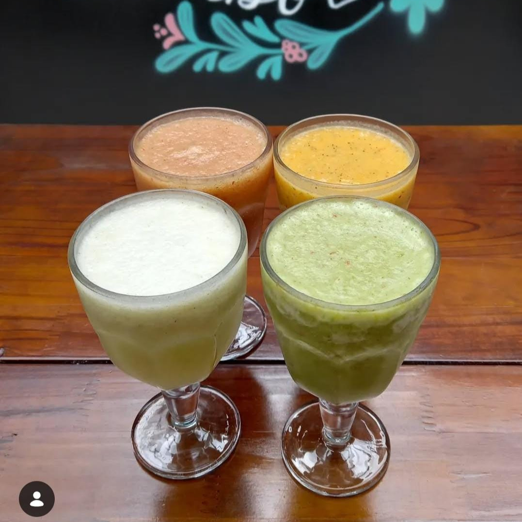 Suco refrescante de abacaxi,maçã, maracujá, cenoura, hortelã e linhaca dourada.