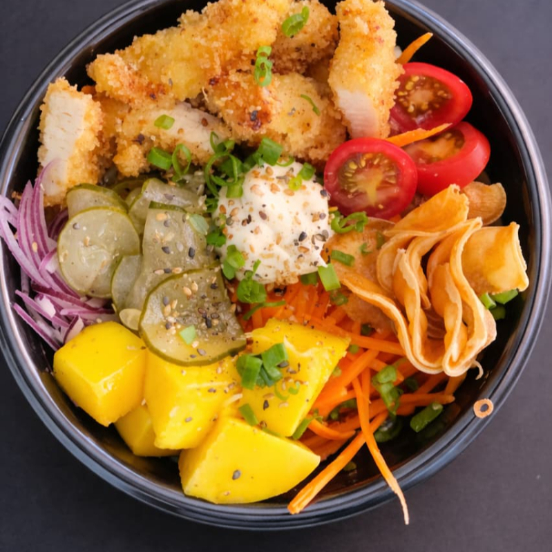 isca de frango empanada ,arroz japonês,cebola roxa ,tomatinho,alga ,manga ,chips de batata doce ,cenoura ralada ,gergelim,cebolinha ,sunomono,cream chessee