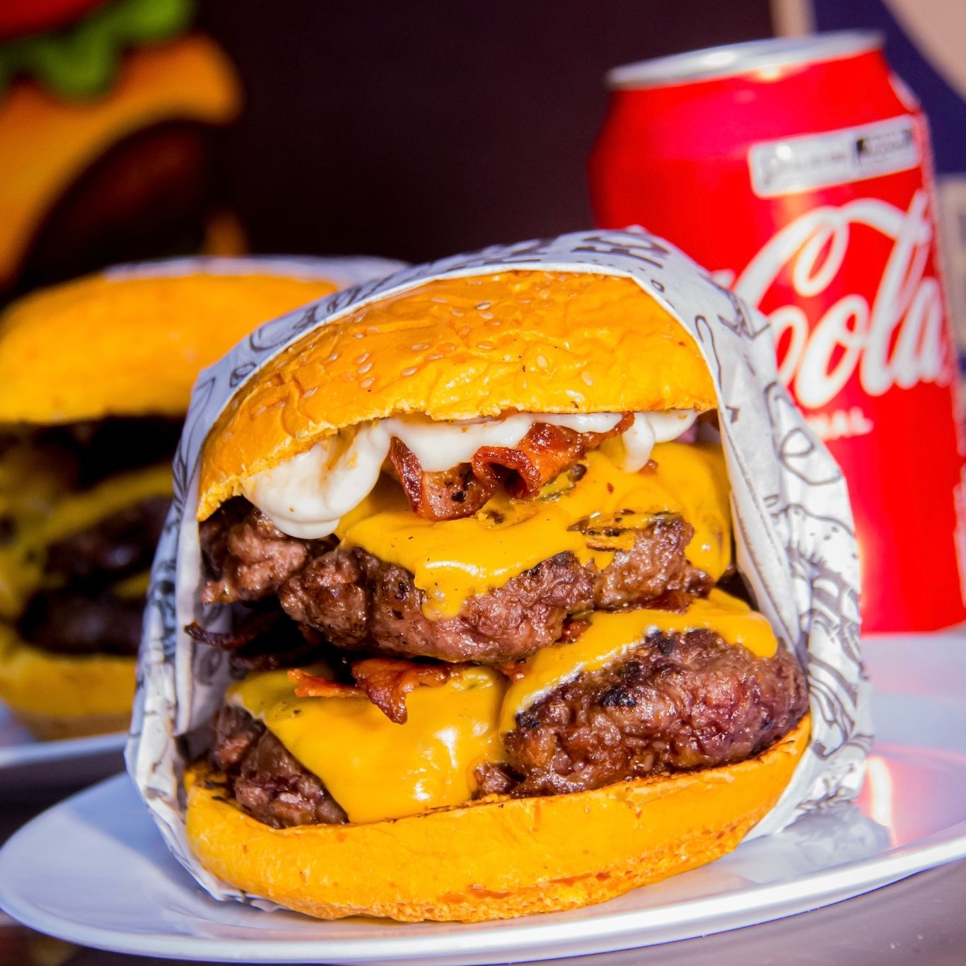 Pão brioche, Dois blends 140g, Duas fatias de cheddar genesoras, Bacon Crocante, Cebola caramelizada, e nosso molho secreto da casa.