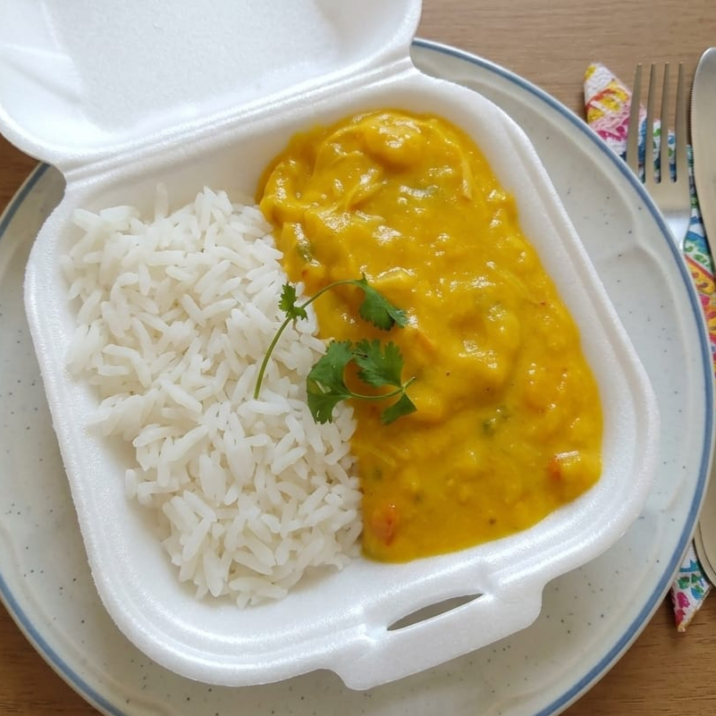 Nosso delicioso Vatapá de frango é preparado com um creme super cremoso e bem temperado, feito com frango desfiado, ingredientes selecionados e aquele sabor caseiro irresistível.