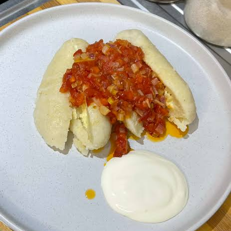 Bollo Casero con Salchichón y Suero