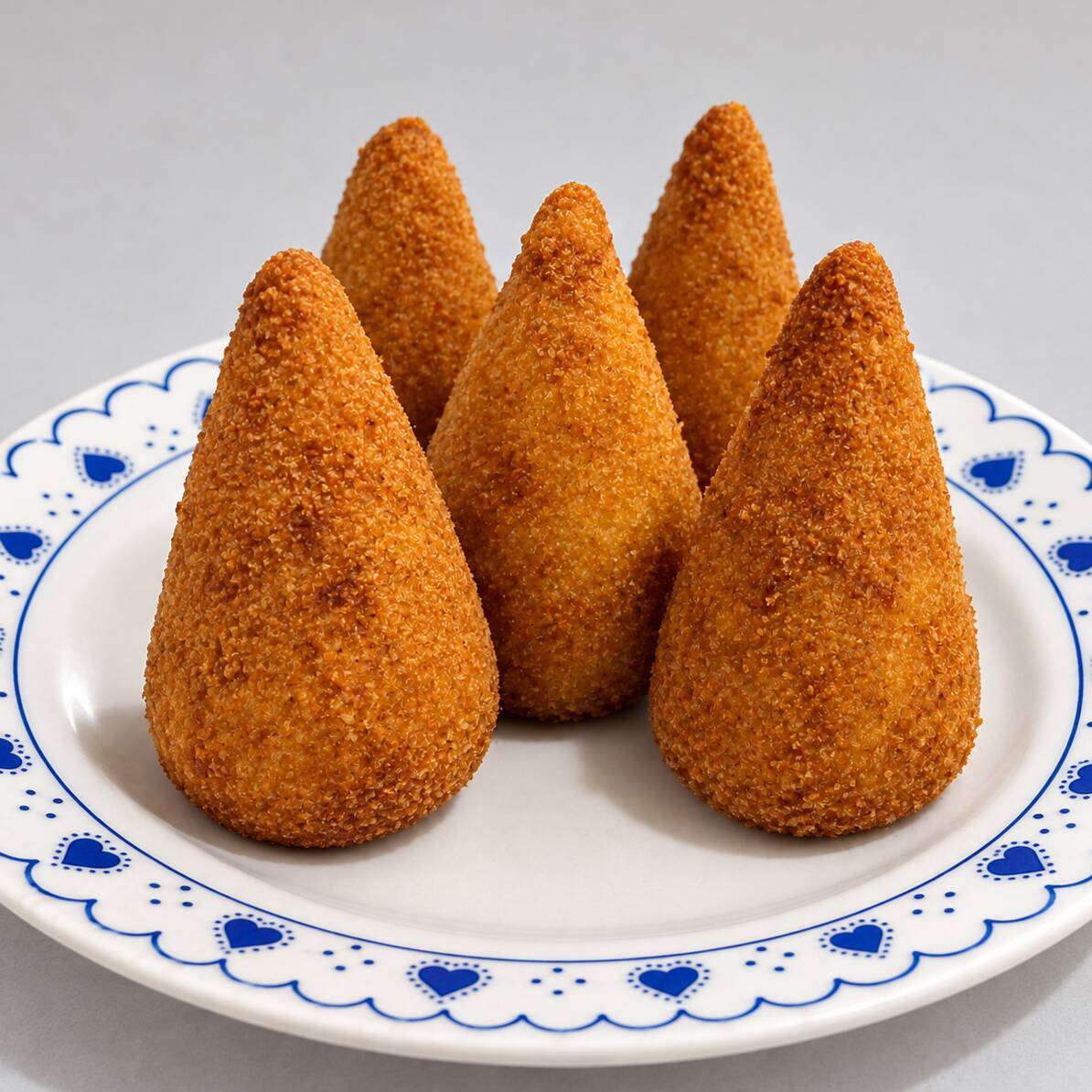 Crocante por fora, macia por dentro e recheada com frango bem temperadinho.
