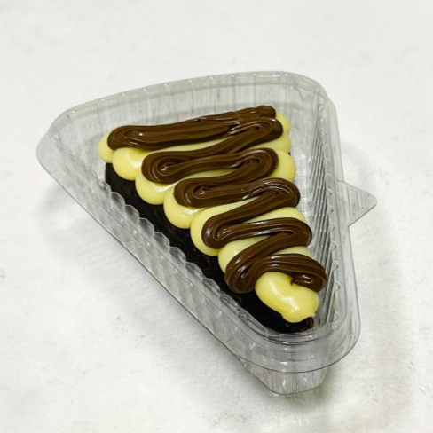 Fatia de brownie bem chocolatudo, macio e umida por dentro. acompanhada de brigadeiro de ninho e nutella por cima! A combinação perfeita! ( Pesa aproxi 170g )
