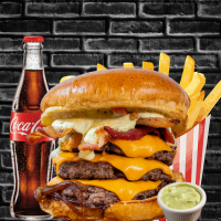 Pão brioche,3 smash burguer, 3 camadas de queijo, cebola caramelizada