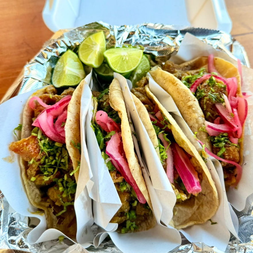 Limonada + 4 Tacos de chicharron en salsa verde