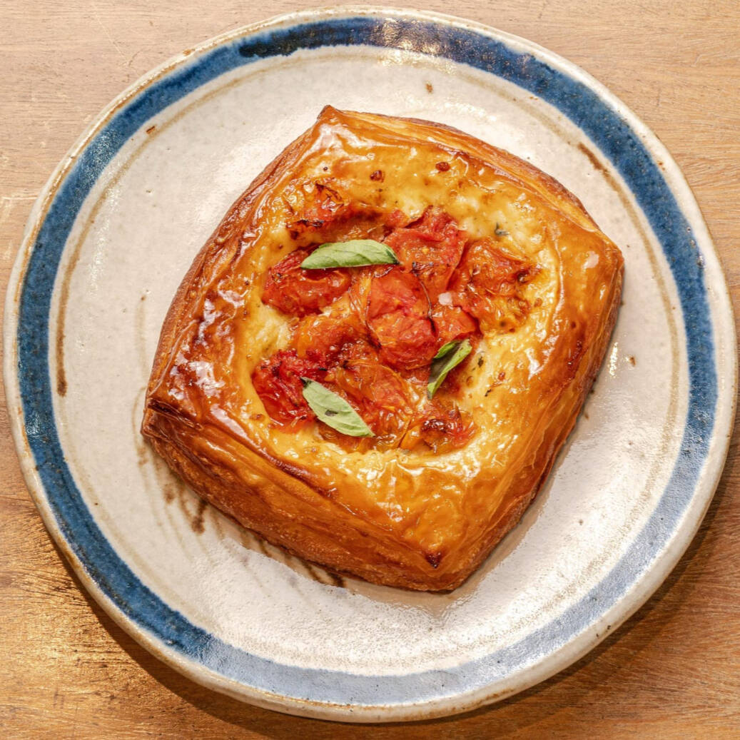 Massa folhada com queijo gorgonzola e tomate confitado.