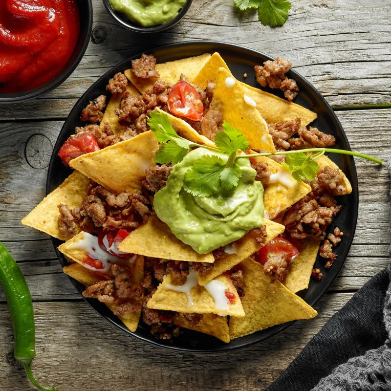 Porção de nachos, para rechear cheddar, guacamole, souer cream, chilli beans e tomate picadinho para finalizar.
Enviamos tudo separado.
Para 2 a 3 pessoas.