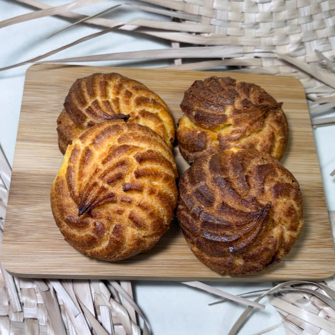 Feita do jeito de sempre, com aquela casca rústica e dourada que esconde um interior macio e cheio de sabor. Nossa Broa Tradicional é preparada com ingredientes selecionados, trazendo o aroma e o sabor autêntico que remetem às melhores memórias de infância. Ideal para acompanhar um café fresquinho ou simplesmente para saborear pura, do jeito que a tradição manda.