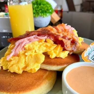 2 Hot Cakes con Huevo Revuelto
