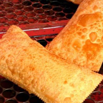 Massa artesanal ELITE, bastante recheio de queijo e presunto