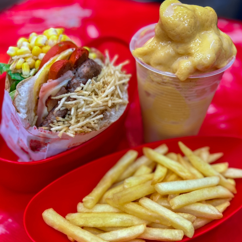 Um X-Tudo completo com muçarela, salsicha, bacon, ovo, alface, tomate, batata palha e milho, acompanhado de um creme refrescante de 500ml. e batata frita 150g. Uma combinação irresistível de lanche e sobremesa!
