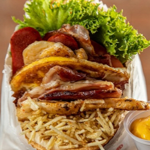 Carne Ao Ponto, Ovo, Bacon Crocante, Presunto, Mussarela, Linguiça Defumada, Milho, Batata Palha, Alface e Tomate No Pão Macio Que É Puro Desejo!