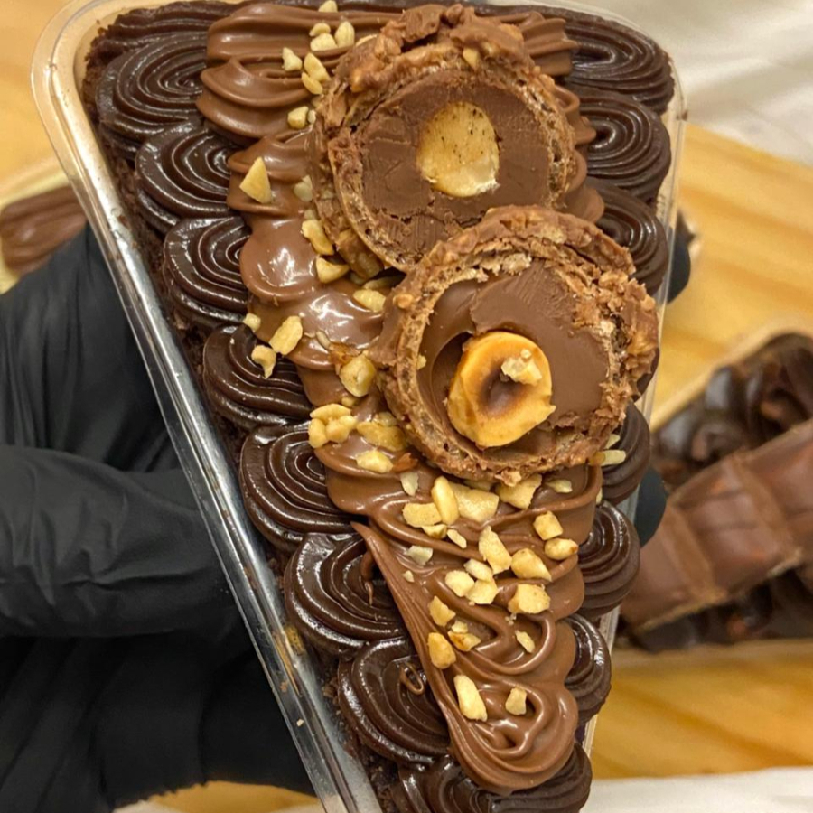 Fatia de brownie coberto com brigadeiro, nutella, amendoim e ferrero rocher.