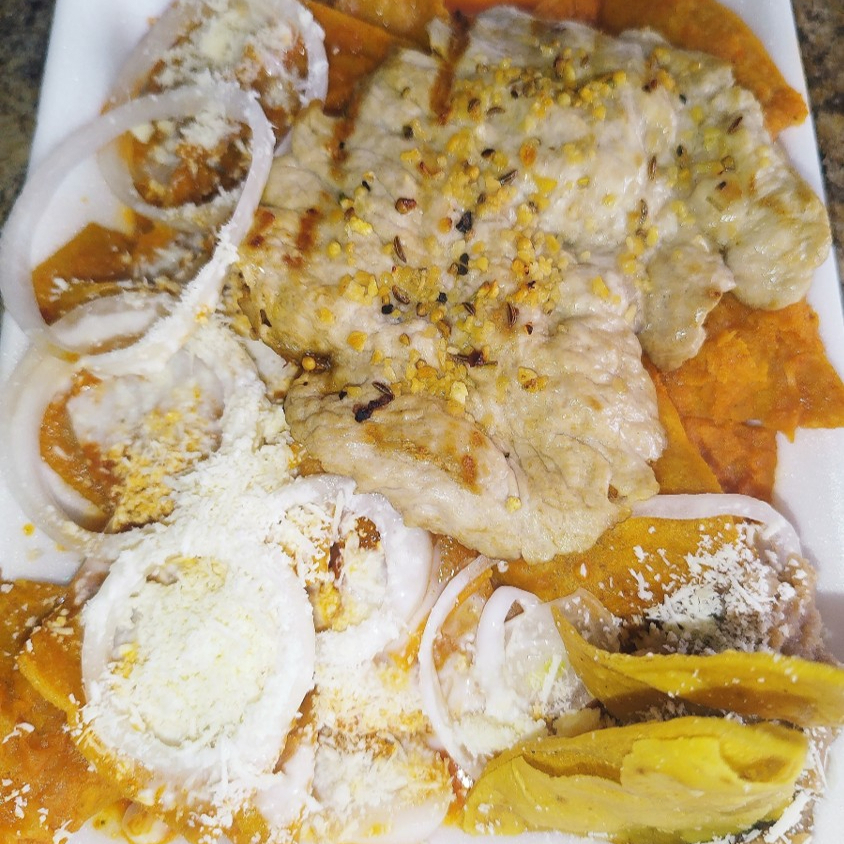 Chilaquiles Rojos con Bisteck de Cerdo