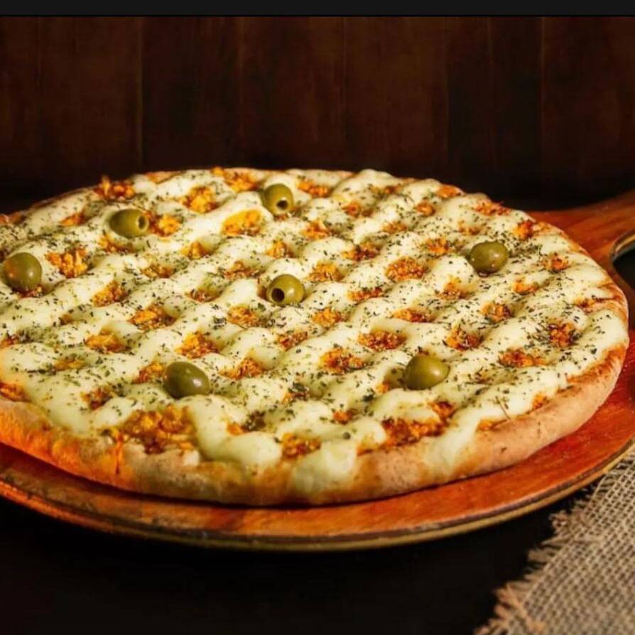 suculenta pizza de Frango com catupiry Grande com 8 fatias com um delicioso frango desfiado, catupiry e bastante queijo mussarela e oregano