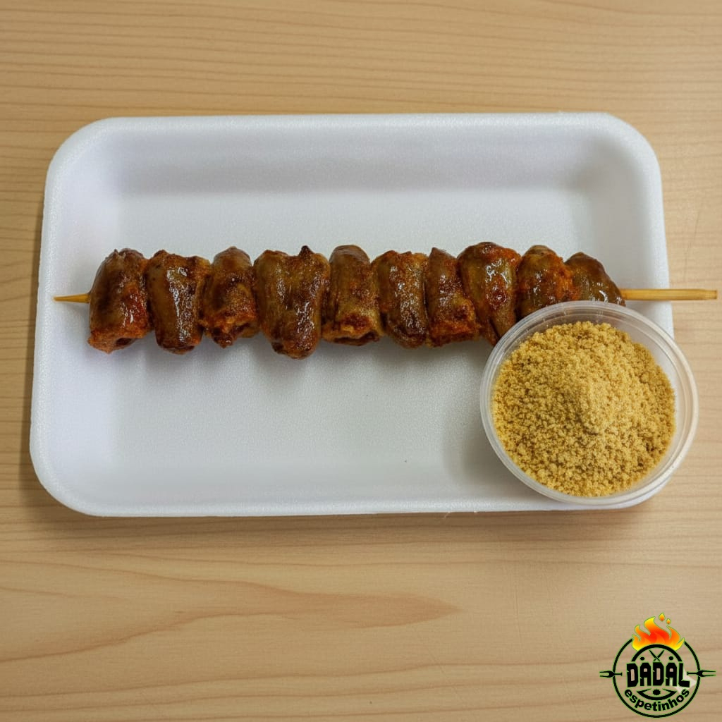 Coração de frango, com sabor autêntico, servido com farofa crocante.