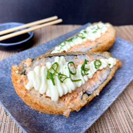 Temaki de Salmão Grelhado levemente temperado, cuidadosamente empanado e frito, finalizado com Cream Cheese, Tare e Cebolinha
