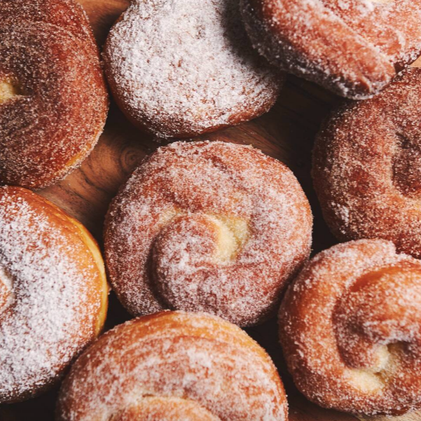 Duas opções, uma certeza: fresquinhas e irresistíveis! Canela ou açúcar? Você decide.