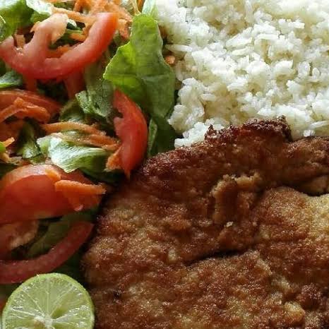 Milanesa de pollo o cerdo (con arroz y frijoles)