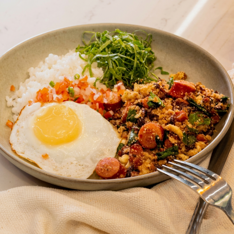Arroz branco de grãos soltinhos, acompanhado por um autêntico Feijão Tropeiro, repleto de sabor e tradição.Para completar, uma opção à sua escolha entre Batata Chips crocante, e uma fresca Salada Tropical, Um prato substancial e equilibrado, perfeito para quem busca uma refeição completa e deliciosa. Churrasco Misto Premium