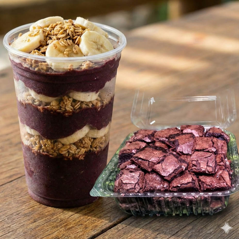 Copo de 300ml com açaí bem cremoso, montado em camadas com banana fresca fatiada e granola crocante. Uma combinação leve, saborosa e equilibrada, perfeita para quem quer energia, frescor e aquele toque crocante irresistível + A incrível bordinha de brownie!