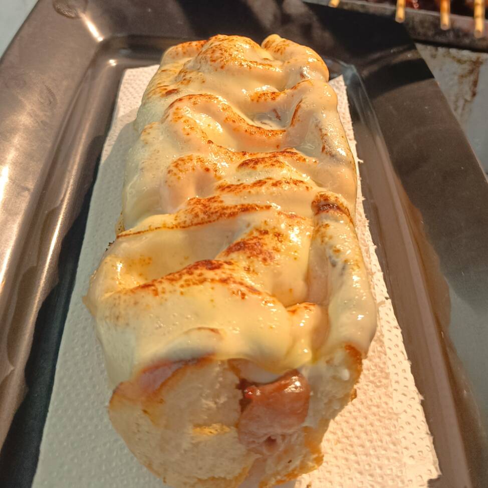Pão de alho recheado com 1 espetinho de carne suculenta, cheddar derretido e molho de alho cremoso, uma combinação irresistível.