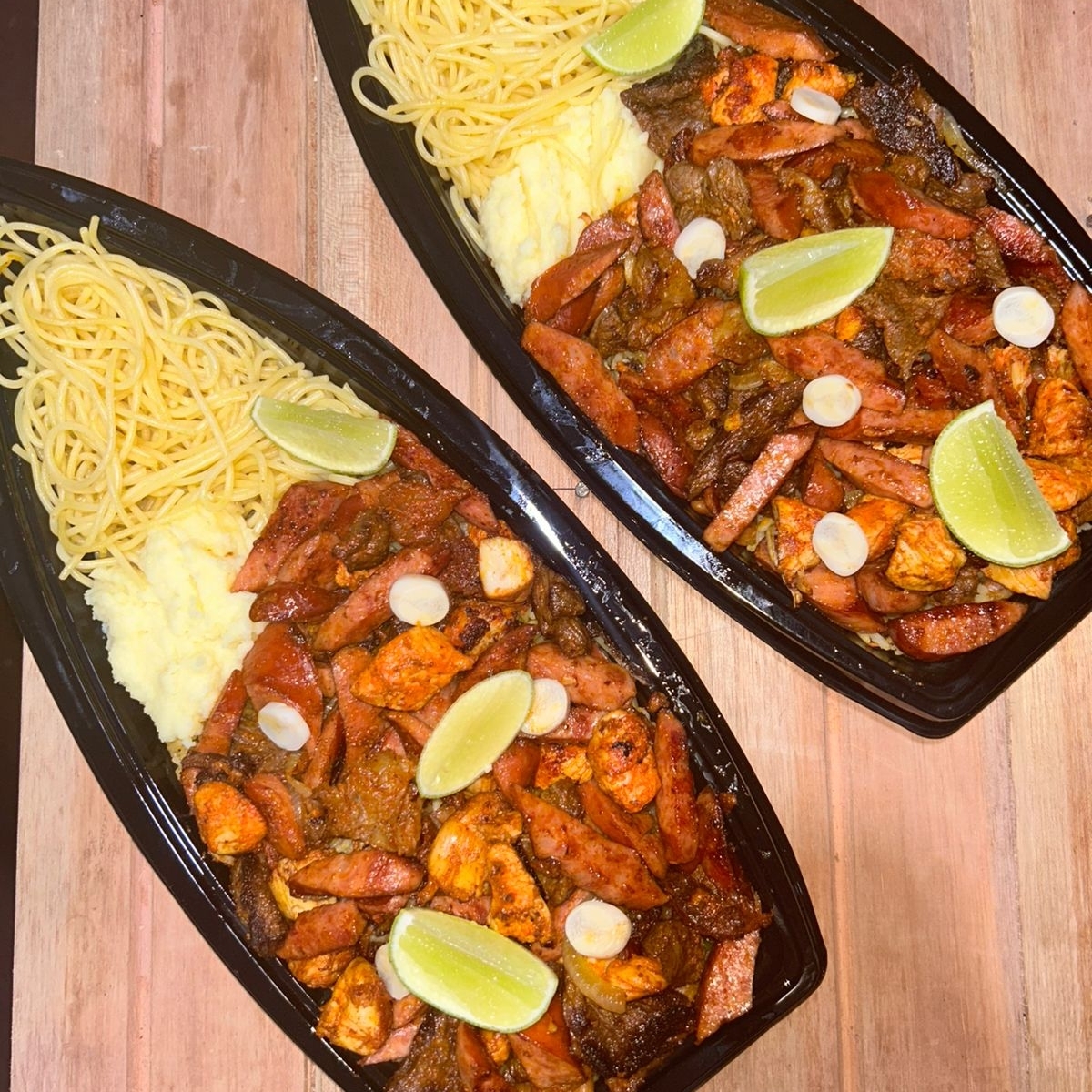 Carne, frango, calabresa, baião, macarrão, salada e farofa.