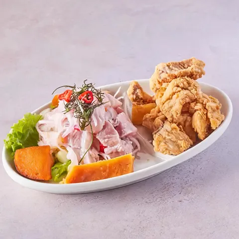 Ceviche e gurjões de peixe. Acompanha molho de maionese da casa
