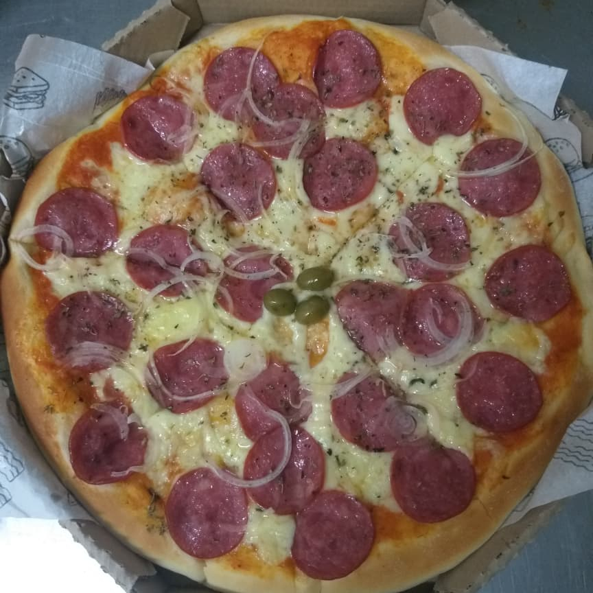 molho de tomate, mussarela, calabresa, cebola, oregano e azeitona