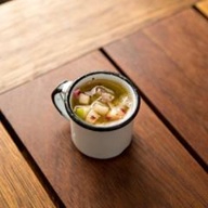 30g do nosso vinagrete de maçã verde, tomate verde, cebola roxa, pimenta dedo-de-moça e ervas frescas.
