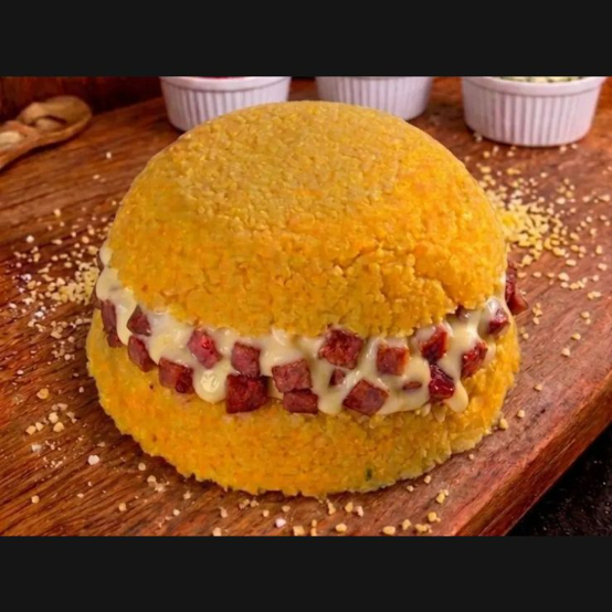 Massa de cuscuz molhadinha e fofinha recheada com linguiça calabresa e requeijão
