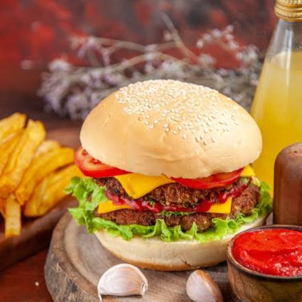 2 blende de 130g de carne caseira, Bacon, pão, maionese da casa, alface, 2 fatias de tomate, queijo mussarela.