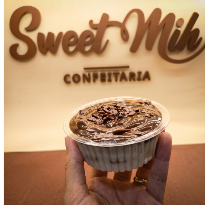 Nosso delicioso Creme de Ninho com Brigadeiro de chocolate 50%. Cada colherada revela camadas de pura perfeição. Uma experiência inesquecível para o paladar. (Aprox. 120gr)