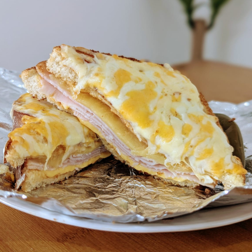 Sandwitch Gratinado + Jugo Natural