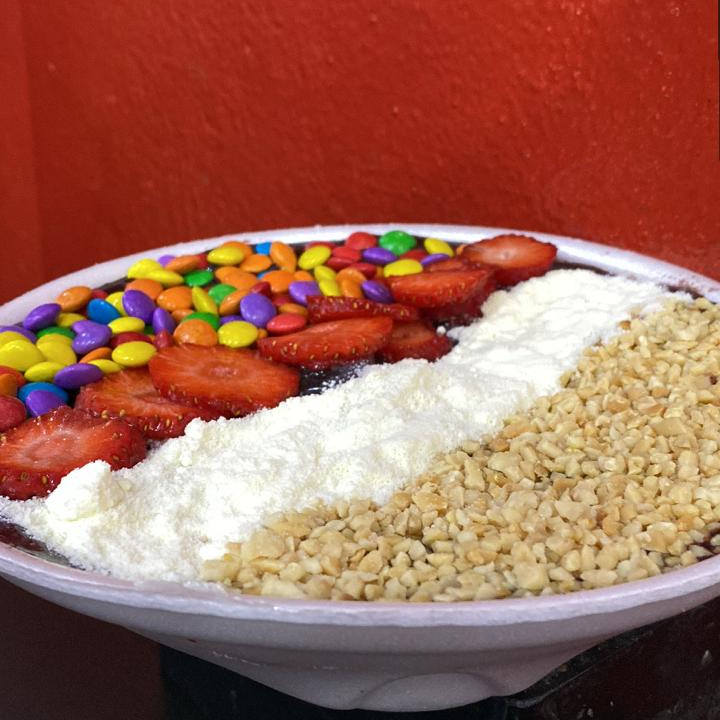 Uma marmita de açaí cremosa e caprichada, preparada com aproximadamente 400 ml de açaí, leite condensado e uma generosa combinação de complementos. Perfeita para matar a vontade de um açaí bem servido e aproveitar cada colherada. Escolha seus ingredientes favoritos entre as opções disponíveis!